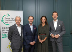 Bild: Alfred Berger (Vorstand NÖM AG, Senator des Senats der Kreislaufwirtschaft), Robert Nagele (Vorstand Billa AG, Senator des Senats der Kreislaufwirtschaft), Agatha Kalandra (PwC Österreich), Harald Hauke ( ARA Vorstandssprecher und Koordinator des Senats der Kreislaufwirtschaft) © ARA Altstoff Recycling Austria AG, APA-Fotoservice, Tanzer